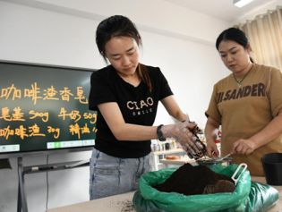 新华全媒+丨陕西西安：咖啡培训帮助听力残疾人实现就业