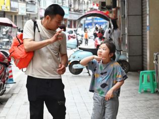 帮聋哑修脚爸爸当“翻译”的小女孩火了，她有一个愿望……