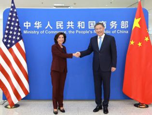 商务部长王文涛与美国商务部长雷蒙多举行会谈