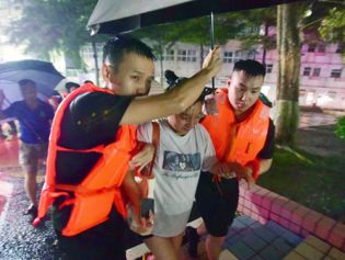 暴雨中，深圳武警連夜翻山越嶺救援孕婦、老幼