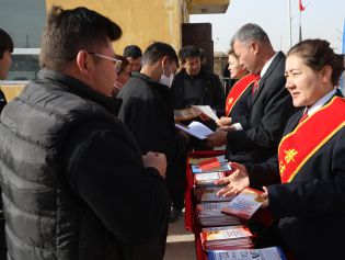 巴扎里的“法律讲堂”