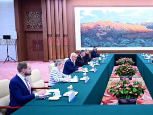 王毅会见英国首相国家安全事务顾问鲍威尔