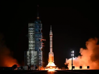 神舟二十三号载人飞船发射成功