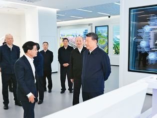 习近平：前瞻布局和发展未来产业