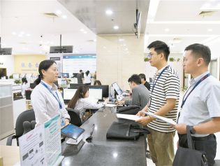 正风反腐在身边·记者百县行 | 半小时检查 两小时换证