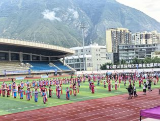 少年逐梦赛场，体育赋能成长——阿坝州三大球赛在茂县开幕