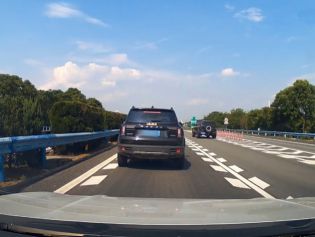 男子在高速快车道急刹停车：“后车司机肯定在骂我”
